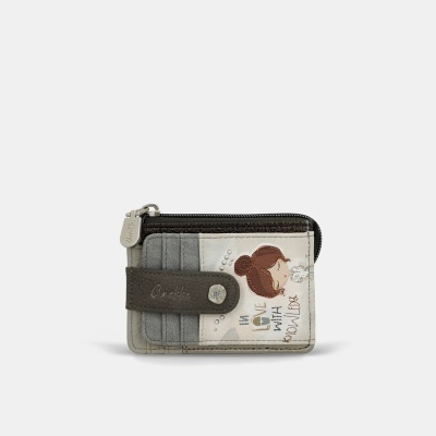 Carteira pequena em tons cinza, bege e castanho com ilustração de menina e texto
