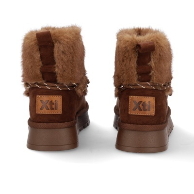 Botas castanhas de camurça com pelo castanho claro no topo e etiqueta Xti na parte traseira