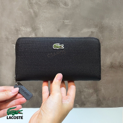Carteira preta Lacoste com crocodilo verde e etiqueta com nome