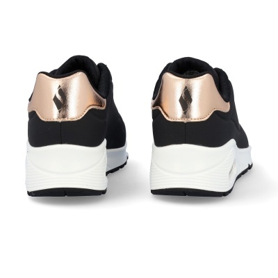 Ténis desportivos pretos com sola branca e detalhe metálico cor de bronze na parte traseira