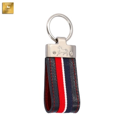 Chaveiro com fita riscada azul, branco e vermelho e argola metálica prateada