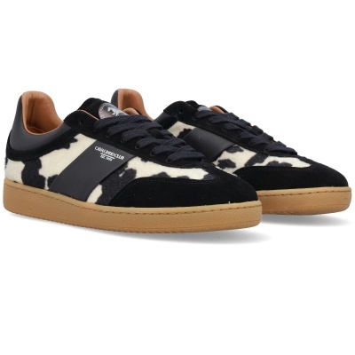 Sapatilhas Cavalinho Club com estampa pelo preto e branco, detalhes camurça e sola bege.