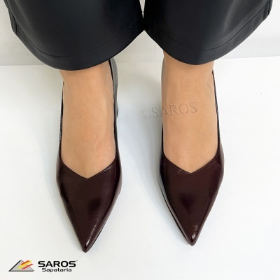 Sapatos escarpim castanho escuro de couro brilhante