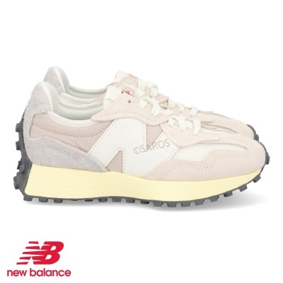 Ténis New Balance creme com sola amarela e preta em perfil lateral