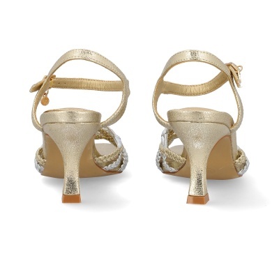 Sandálias de salto médio douradas com detalhes trançados em prata vistas pela traseira