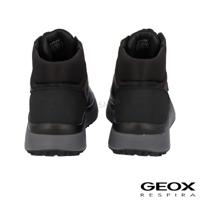 Sapatilhas desportivas pretas com sola cinzenta vistas por trás