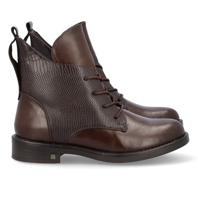 Botas masculinas em pele castanha com textura de escama nas laterais e atacadores castanhos
