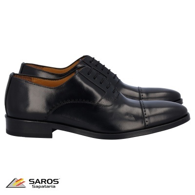 Sapatos sociais pretos em couro com costura decorativa