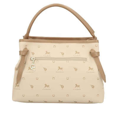 Mala de mão bege com padrão de cavalos, ferraduras e capacetes, fecho exterior com pendente metálico prateado