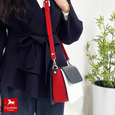 Mala tricolor em couro com alça vermelha ao ombro