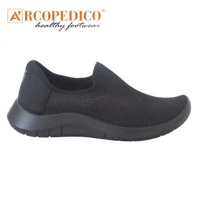 Tênis slip-on preto Arcopedico com tecido respirável e sola preta