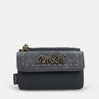 Carteira pequena preta com aba azul escura e aplicação metálica dourada