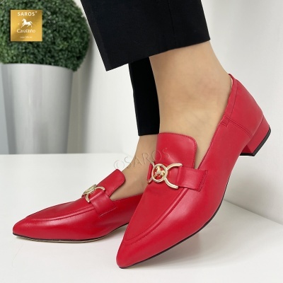 Sapatos mocassim vermelhos em pele com detalhe dourado