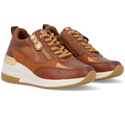 Sapatilhas castanhas de couro com detalhes dourados e atacadores, sola branca e castanha, em fundo branco