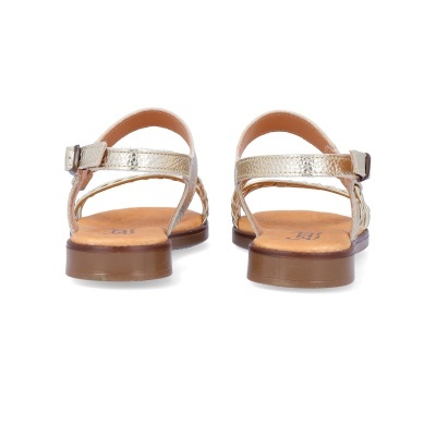 Sandálias douradas femininas vistas de trás com fivela ajustável