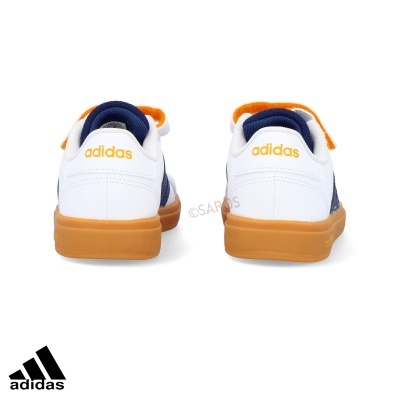 Sapatilhas Adidas brancas e azuis com sola castanha vistas de trás