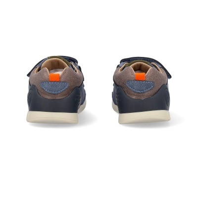 Par de sapatilhas infantis azuis com detalhes castanhos e tiras de velcro