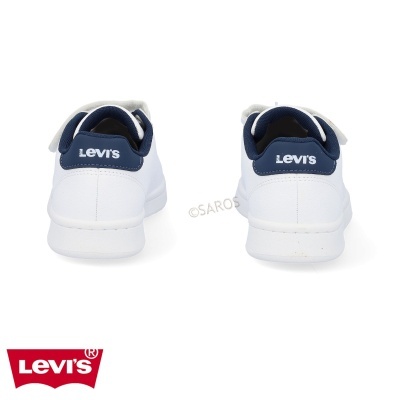 Ténis brancos Levi's com detalhes azuis e logótipo visível na parte traseira