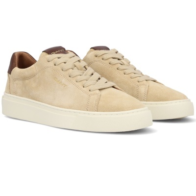 Ténis casuais de camurça bege com sola branca e detalhes castanhos