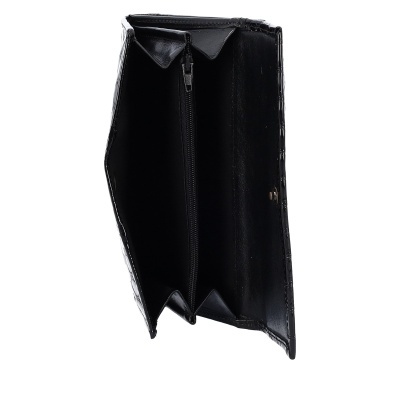 Carteira preta aberta mostrando interior com fecho