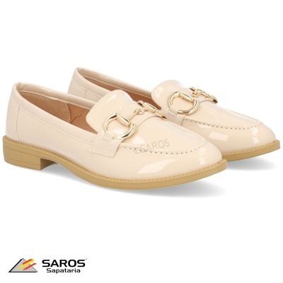 Sapatos mocassins bege claro com detalhe metálico dourado e sola castanha