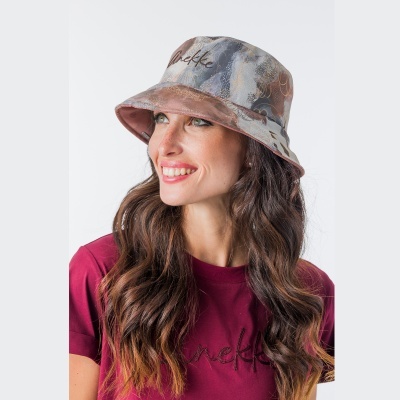 Mulher a usar chapéu balde colorido e camiseta borgonha