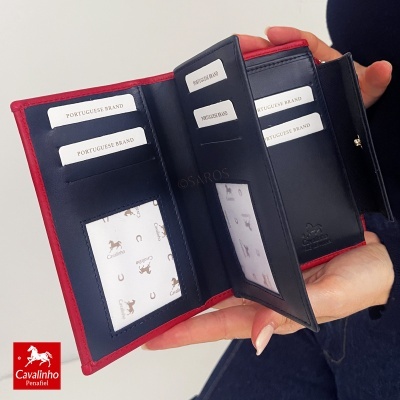 Carteira em couro azul com bordas vermelhas e vários compartimentos para cartões