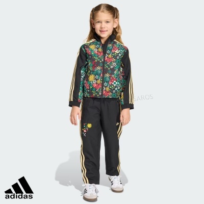 Roupa desportiva infantil Adidas com casaco floral colorido e calças pretas com riscas amarelas.