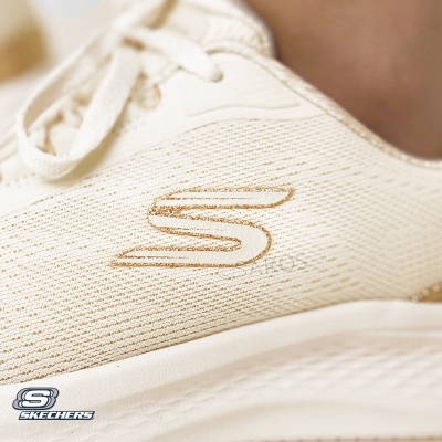 Ténis Skechers creme com logótipo dourado e sola branca