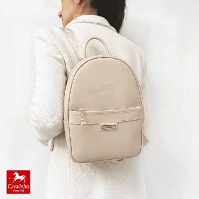 Mochila bege clara em material sintético com bolso frontal e fecho dourado