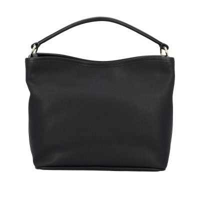 Mala de ombro preta em material sintético com alça grossa e detalhes metálicos