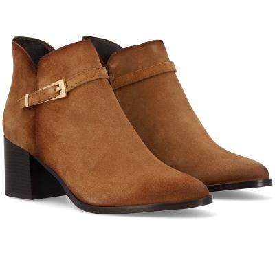 Botins castanhos de camurça com salto e fivela dourada