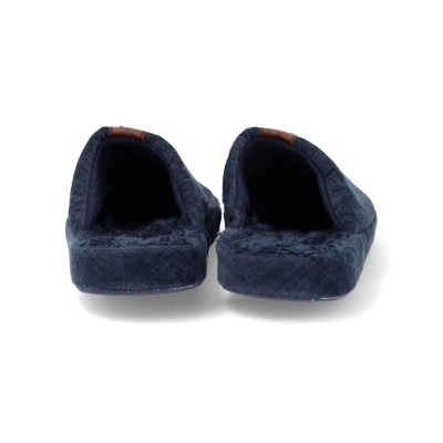 Pantufas azuis escuras com interior peludo e detalhe castanho