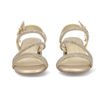 Par de sandálias douradas com tiras brilhantes e salto baixo