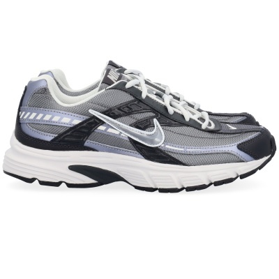 Ténis desportivos Nike cinza, preto e branco com logo visível