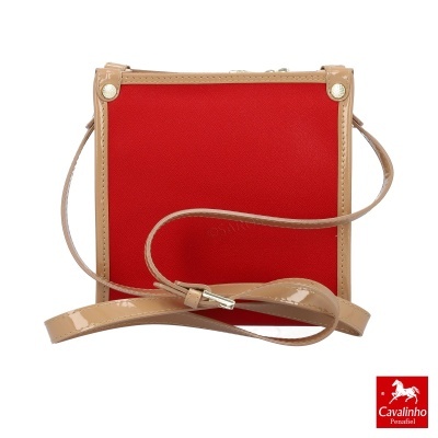 Mala quadrada vermelha com bordas e alça bege