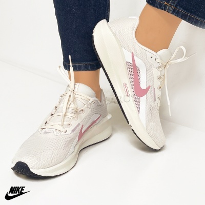 ténis desportivos Nike brancos com detalhes rosa e sola branca e preta