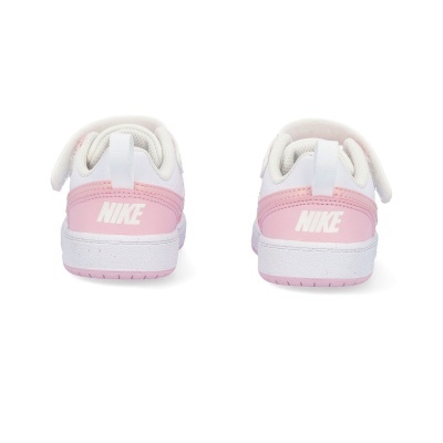 Tênis infantis Nike brancos e rosa vistos de trás