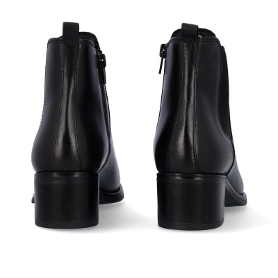 Botas pretas de salto médio com fecho e tecido elástico nas laterais