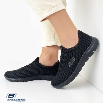 Sapatilhas pretas Skechers em malha com sola preta e logótipo 'S' cinzento