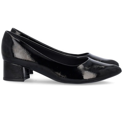 Sapatos pretos de salto baixo em verniz brilhante