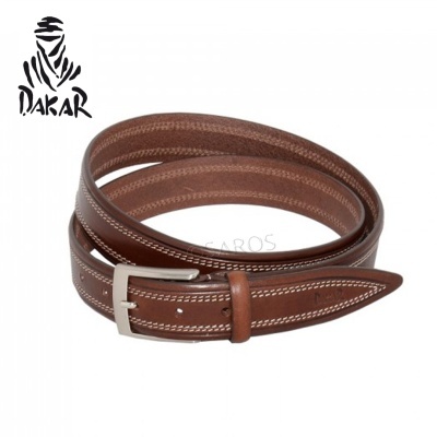 Cinto de couro castanho com costura branca e fivela metálica