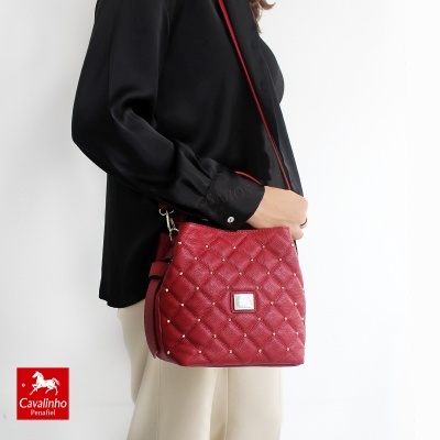 Mala de ombro vermelha Cavalinho acolchoada com detalhes metálicos