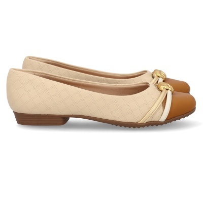 Sapatilhas femininas bege com biqueira castanha e laço dourado.