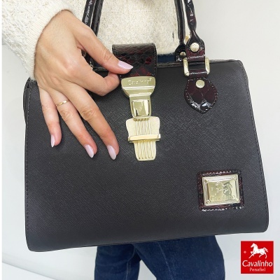 Mala de mão preta com alças castanhas e fecho dourado Cavalinho