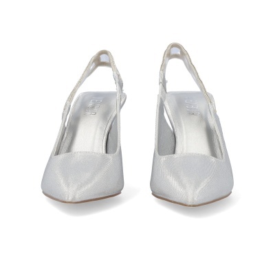 Par de sapatos femininos prata com tira traseira e salto