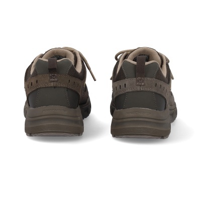 Par de sapatilhas castanhas vistas de trás sobre fundo branco