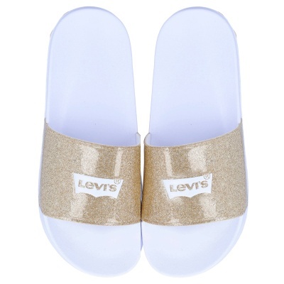 Chinelos brancos com tira dourada brilhante e logo Levis