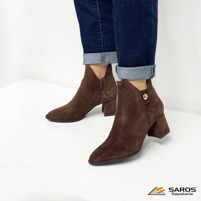 Botins castanhos em camurça com salto quadrado médio e calças de ganga azul dobradas