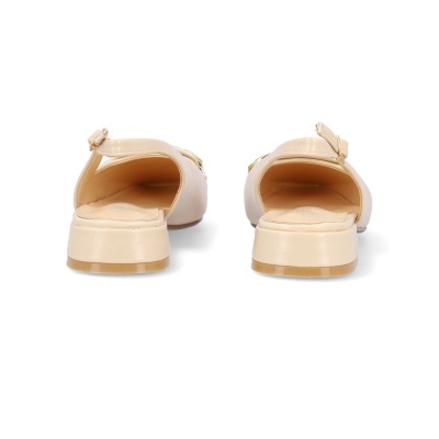 Par de sapatos rasos tipo mule bege com salto baixo e tira ajustável